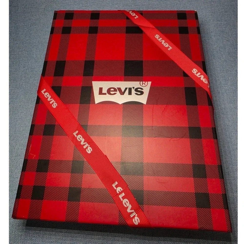 Levis Mens Beanie and Scarf Gift Set Black Knit Winter Accessories,one size. NEW